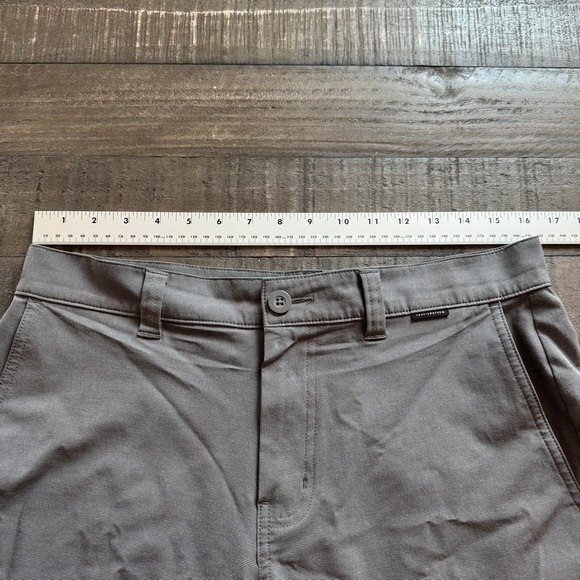 Travis Mathew Men's Gray Golf Shorts Style 1MAA672 Size 32 Preppy Athleisure - Picture 7 of 8